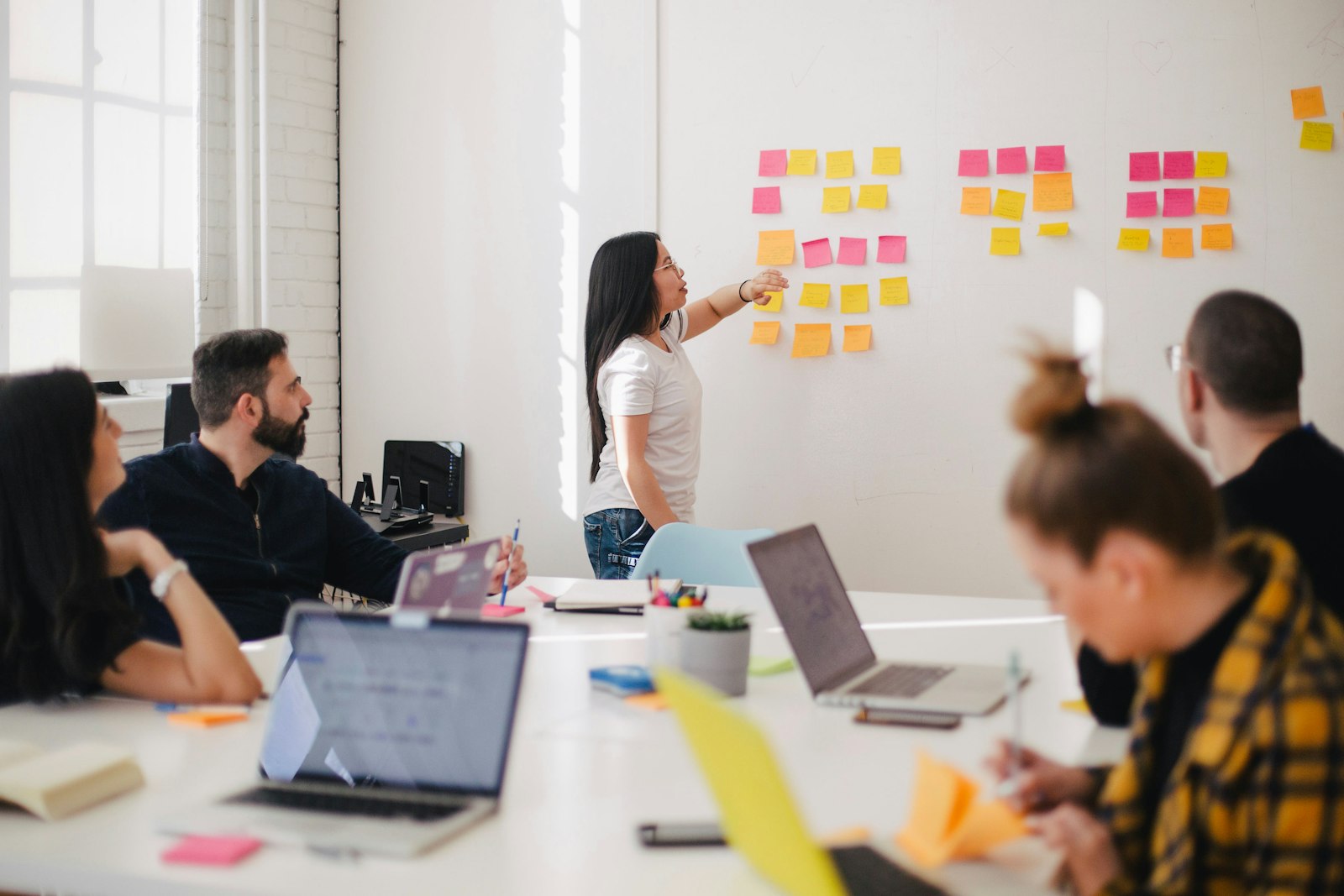 Consultores mexicanos revisando un ERP con una clienta PYME